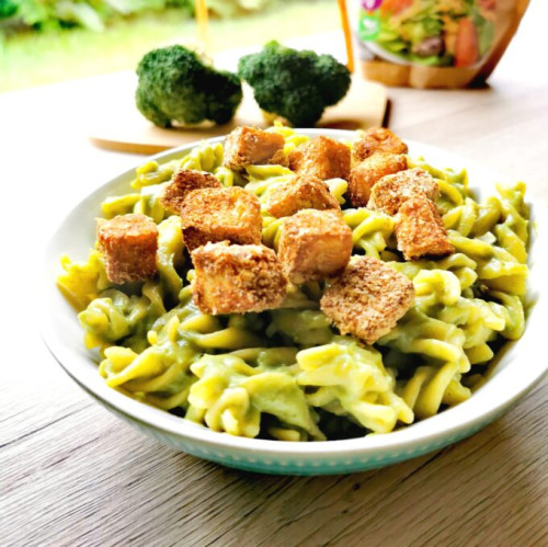 Brokkolis tészta sült tofu falatokkal
